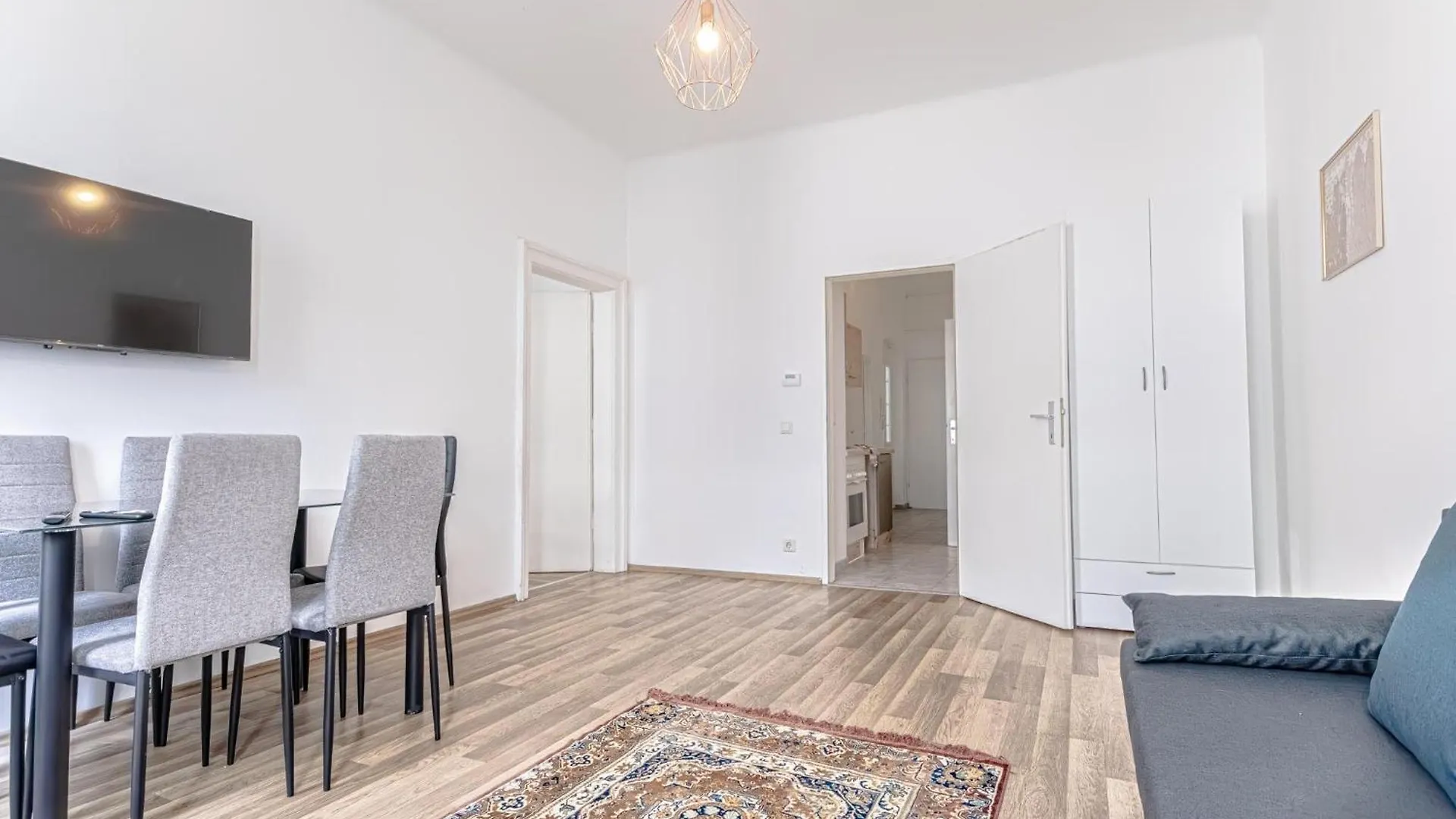 Explore Vienna 2Br And 1Lr Retreat Near Westbahnhof Apartment