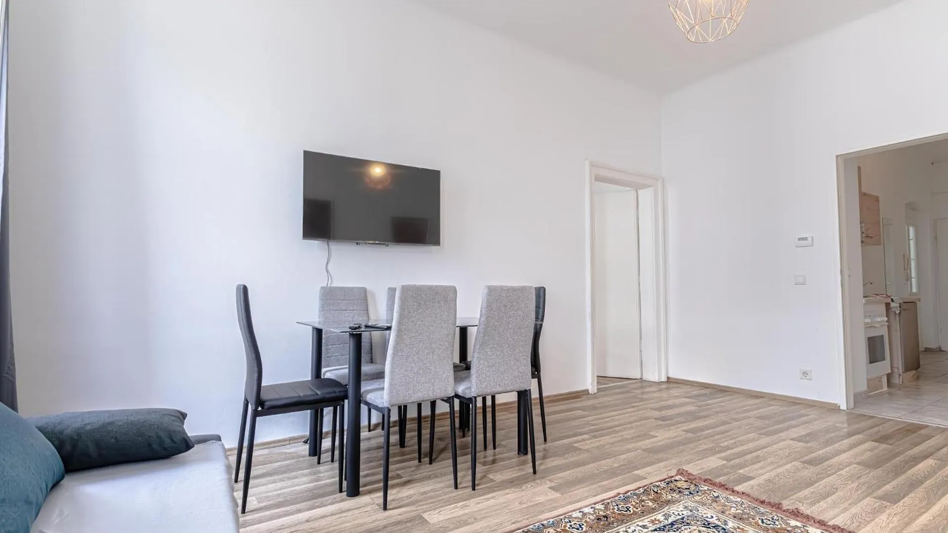 Explore Vienna 2Br And 1Lr Retreat Near Westbahnhof Apartment